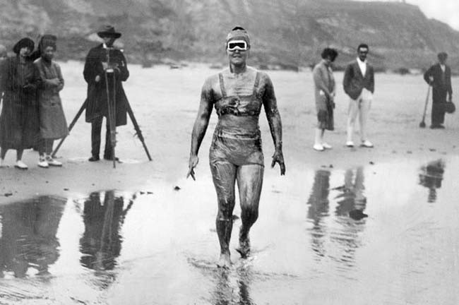 Gertrude Ederle diventa la prima donna ad attraversare a nuoto il Canale della Manica. [1926]