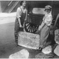 Ragazze consegnano pesanti blocchi di ghiaccio dopo l’arruolamento dei lavoratori di sesso maschile. [1918]