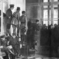 Gente affacciata per vedere la firma del Trattato di Versailles