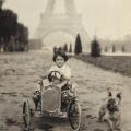 Gloria Vanderbilt alla guida di un’auto a pedali a Parigi, fine del 1920