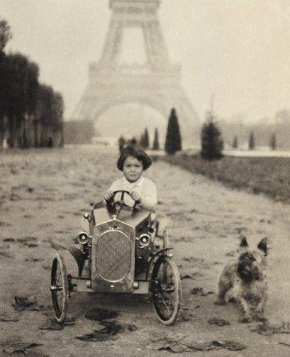 Gloria Vanderbilt alla guida di un'auto a pedali a Parigi, fine del 1920