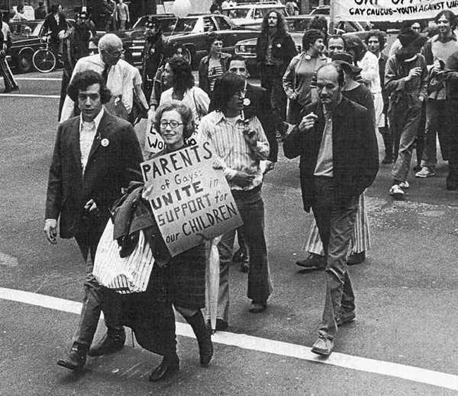 Jeanne Manford marcia con il figlio gay durante un Gay Pride. [1972]