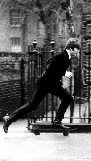 John Lennon sullo skateboard