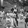 Kathrine Switzer diventa la prima donna a correre la maratona di Boston, nonostante i tentativi da parte dell’organizzatore della maratona di fermarla. [1967]