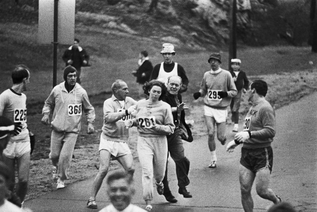 Kathrine Switzer diventa la prima donna a correre la maratona di Boston, nonostante i tentativi da parte dell'organizzatore della maratona di fermarla. [1967]