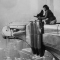 La fotografa Margaret Bourke-White sul Chrysler Building. [1934]