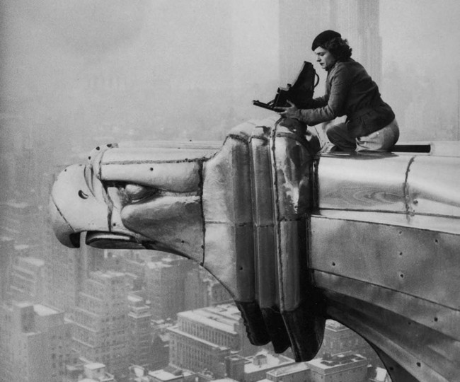 La fotografa Margaret Bourke-White sul Chrysler Building. [1934]