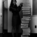 Margaret Hamilton, ingegnere del software principale del Progetto Apollo, si trova accanto al codice che ha scritto a mano e che è stato utilizzato per portare l’umanità sulla luna. [1969]