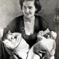Margaret Thatcher a 28 anni, con i figli Carol e Mark, nel 1953