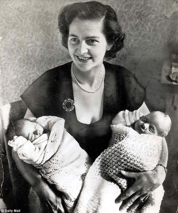 Margaret Thatcher a 28 anni, con i figli Carol e Mark, nel 1953