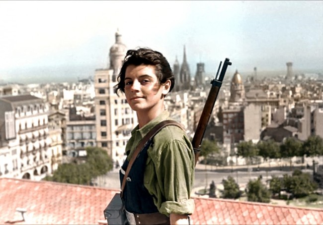 Marina Ginesta, una diciasettenne militante comunista, a Barcellona durante la guerra civile spagnola. [1936]