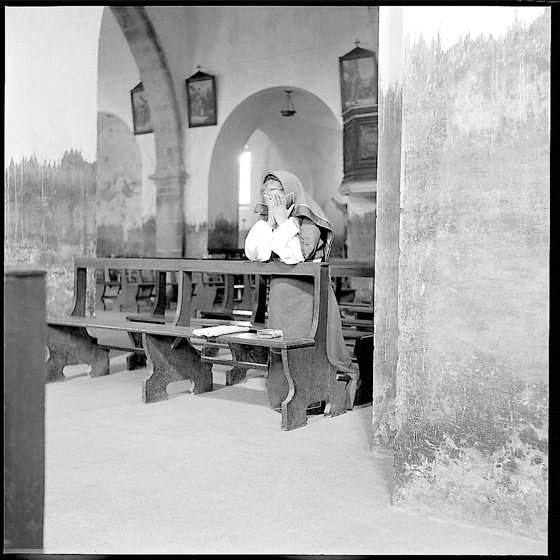 Mario de Biasi - donne sarde - Desulo, chiesa di Sant'Antonio abate, 1955