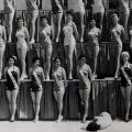 Le partecipanti di Miss Universo posano per la stampa ma una di loro, Miss Nuova Zelanda, sviene sotto il caldo sole di Long Beach, in California, 1954