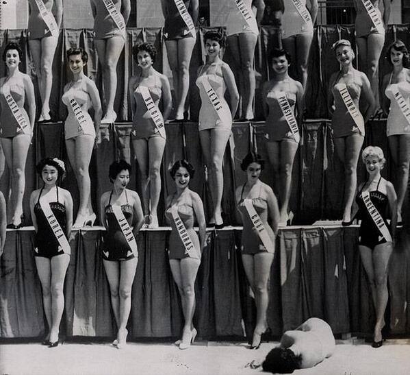 Le partecipanti di Miss Universo posano per la stampa ma una di loro, Miss Nuova Zelanda, sviene sotto il caldo sole di Long Beach, in California, 1954