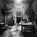 Una delle prime foto scattata da soldati alleati all’interno del bunker di Hitler (Führerbunker) nel 1945