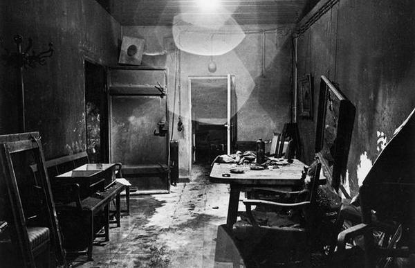 Una delle prime foto scattata da soldati alleati all'interno del bunker di Hitler (Führerbunker) nel 1945
