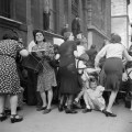 Madri parigine proteggono i loro figli dal fuoco dei cecchini tedeschi. [1944]