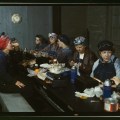 Operaie della ferrovia a pranzo. Molte erano le mogli e anche le madri di uomini partiti in guerra. [1943]