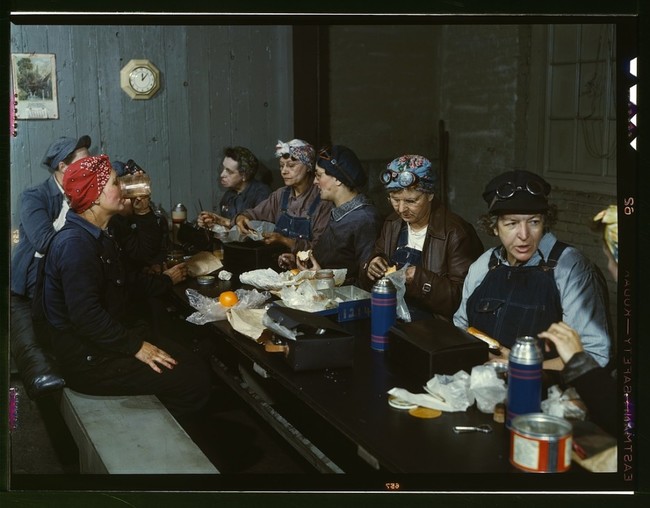 Operaie della ferrovia a pranzo. Molte erano le mogli e anche le madri di uomini partiti in guerra. [1943]