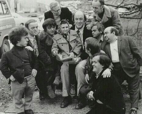 Roald Dahl con gli attori Oompa Loompa sul set di Willy Wonka e la fabbrica di cioccolato, 1971