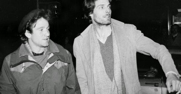 Robin Williams e Christopher Reeve tentano di fermare un taxi a New York, ca. 1981