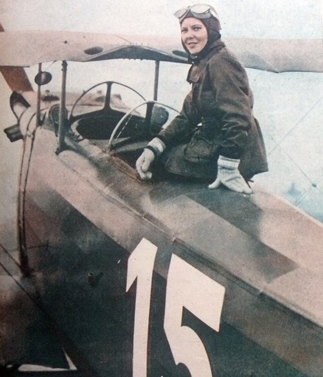 Sabiha Gökçen della Turchia posa con il suo aereo, nel 1937 è diventata la prima pilota di caccia di sesso femminile.
