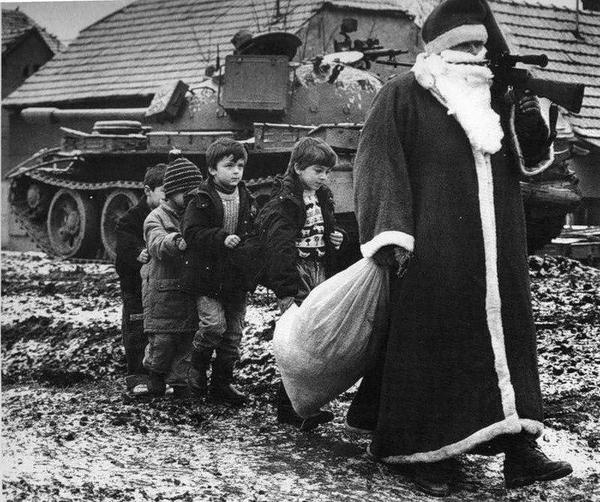 Babbo Natale con i bambini durante la seconda guerra croata. Vukovar, 1992