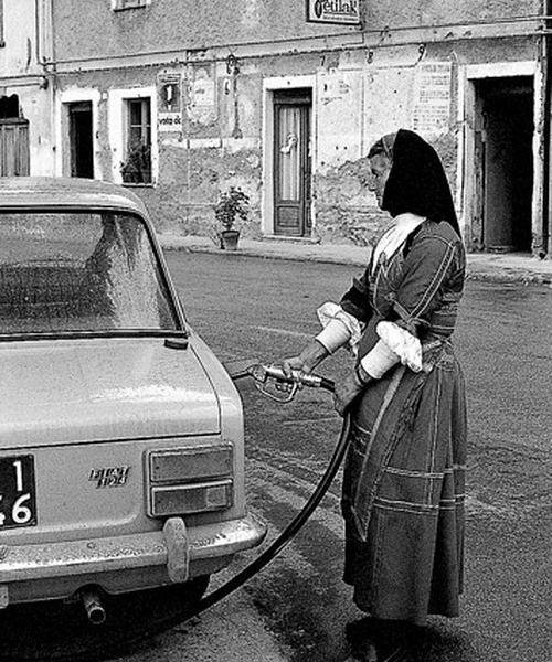 Sardegna, Desulo. La benzinaia Giuseppa Floris, 1974 - Foto di Mario De Biasi
