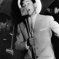 Silvio Berlusconi canta su una nave da crociera, 1960