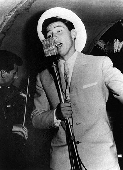 Silvio Berlusconi canta su una nave da crociera, 1960
