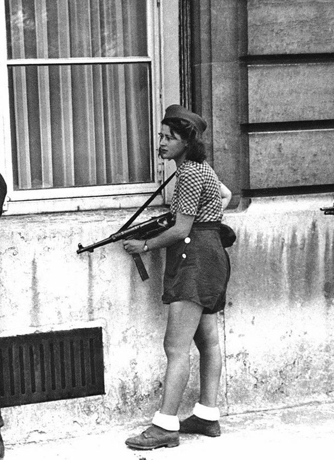 Simone Segouin, una diciottenne combattente della resistenza francese, durante la liberazione di Parigi. [19 agosto, 1944]