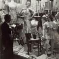 Vetrina di un negozio:  uomo alla ricerca di lingerie 1931-1932 fotografia di Brassaï