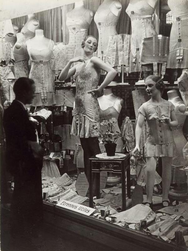 Vetrina di un negozio: uomo alla ricerca di lingerie 1931-1932 fotografia di Brassaï