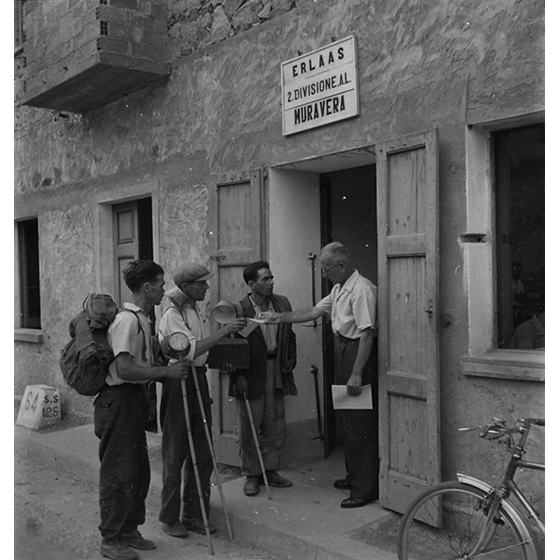 Suschitzky - Muravera, ultime disposizioni alla squadra di operai, 1948
