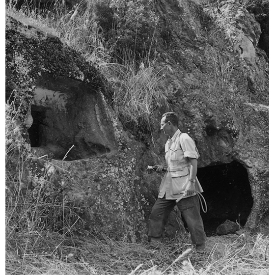 Suschitzky - Ricerca di zanzare adulte in una domus de jana, 1948