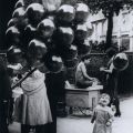 Il venditore di palloncini fotografato da Brassaï nel 1931
