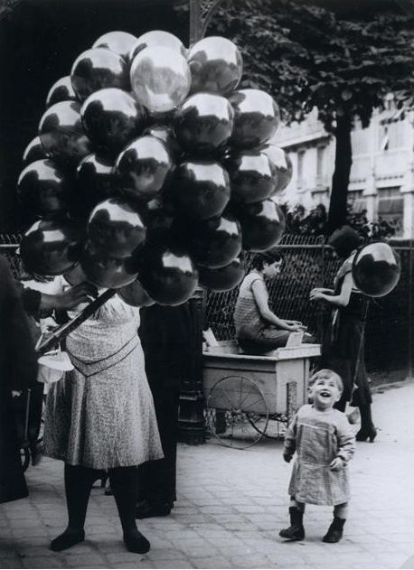 Il venditore di palloncini fotografato da Brassaï nel 1931
