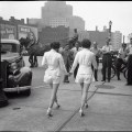 Due donne che mostrano le gambe scoperte in pubblico per la prima volta a Toronto. [1937]