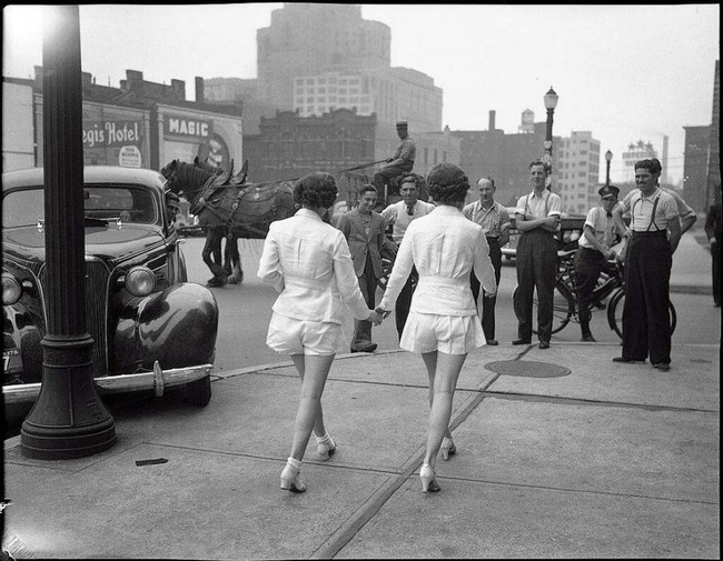 Due donne che mostrano le gambe scoperte in pubblico per la prima volta a Toronto. [1937]