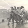Volontarie imparano a combattere gli incendi a Pearl Harbor [c. 1941 – 1945]
