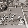 Donne fanno boxe su un tetto a Los Angeles. [1933]