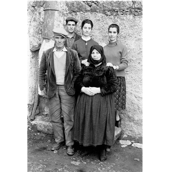 Andreas Fridolin Weis Bentzon - Giuseppe Manca e la sua famiglia fotografati nel cortile di casa