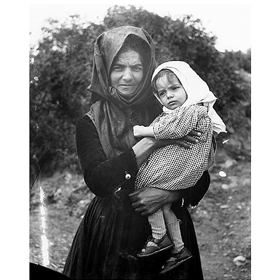 Fondo Costa - Area del Sulcis, Donna con bambina in braccio