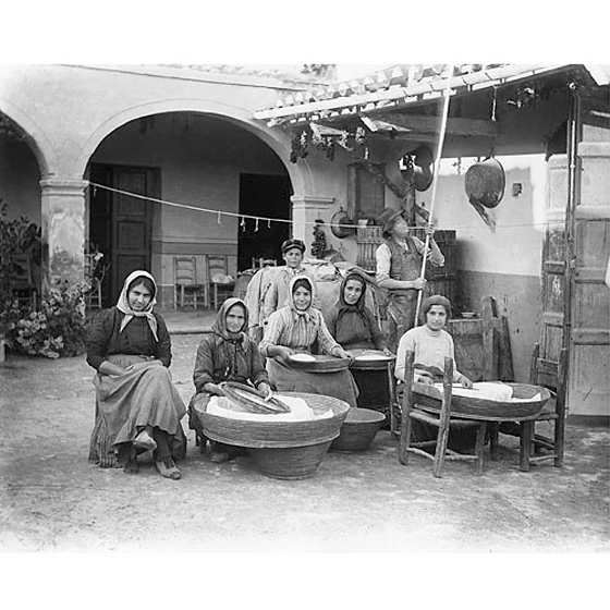 Fondo Costa - Campidano – Operazioni di setacciatura della farina nel cortile di un'abitazione tradizionale