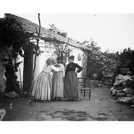 Fondo Costa - Campidano, Gruppo femminile nel cortile di casa
