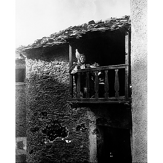 Fondo Costa - Desulo, Anziana filatrice ripresa al balcone