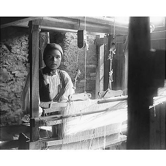 Fondo Costa - Desulo, Giovane donna al telaio