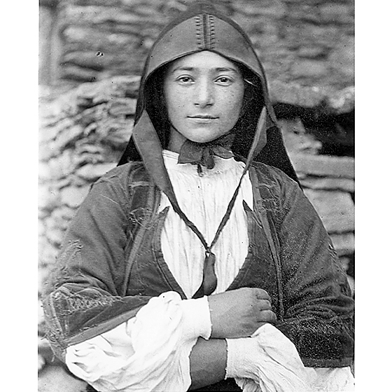 Fondo Costa - Desulo, Primo piano di giovane donna che indossa l'abito tradizionale