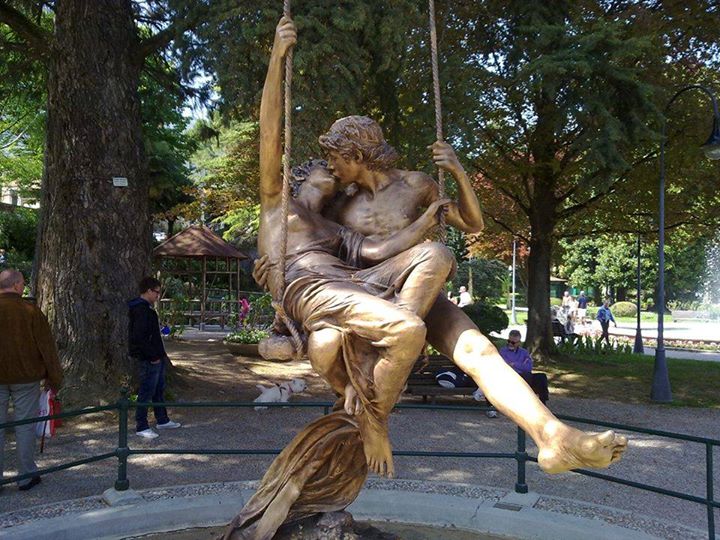 Guido Giusti, "Amplexus in aere (o L'altalena)", (1894), Giardini pubblici di Vittorio Veneto