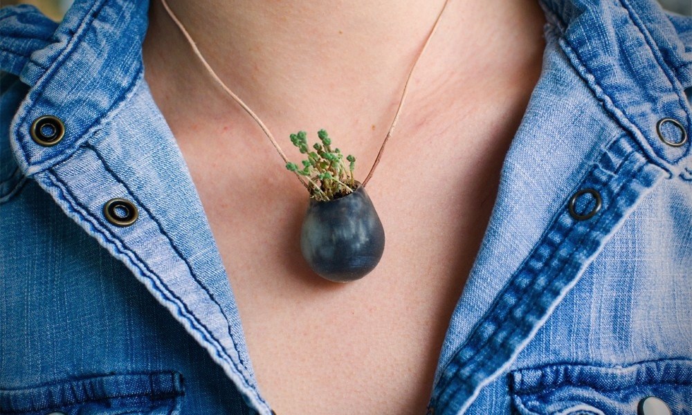 Wearable Planter dell'artista statunitense Colleen Jordan